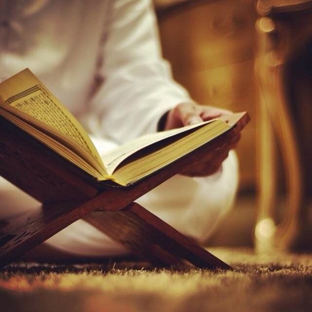 Support de livre Al-Coran de grande qualité et beau design en arabe.